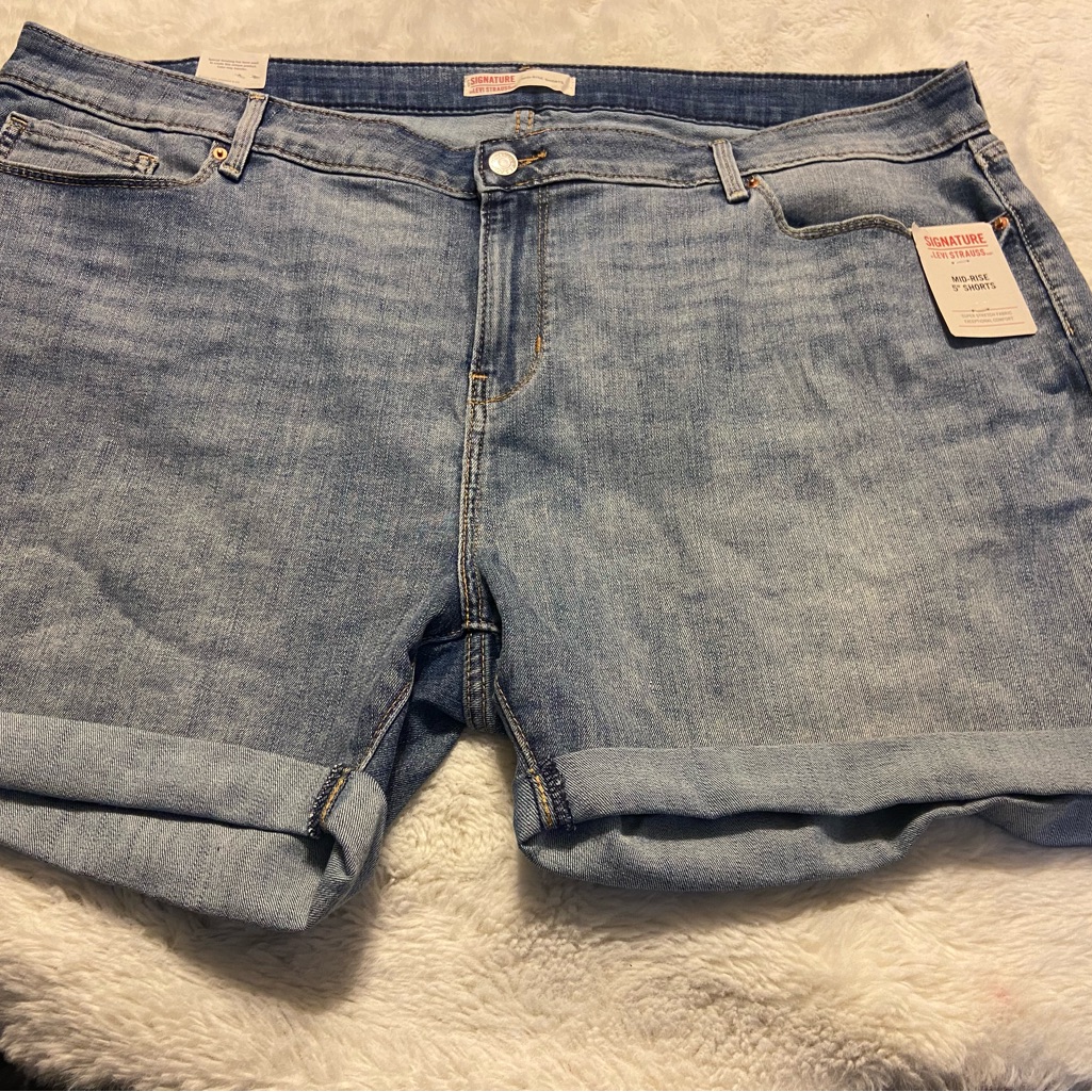 Nwt! Signature By Levi’s Women’s Mid-Rise 5 Inch Cuffed Plus Size Shorts Size 22